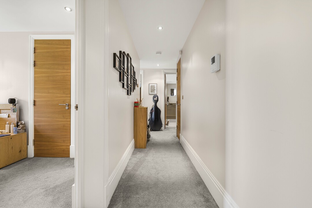 2 bed apartment for sale in Luca Court, Bromley 2