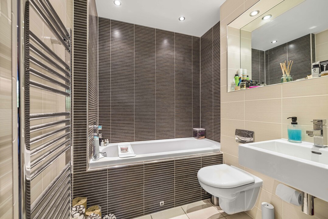 2 bed apartment for sale in Luca Court, Bromley 15