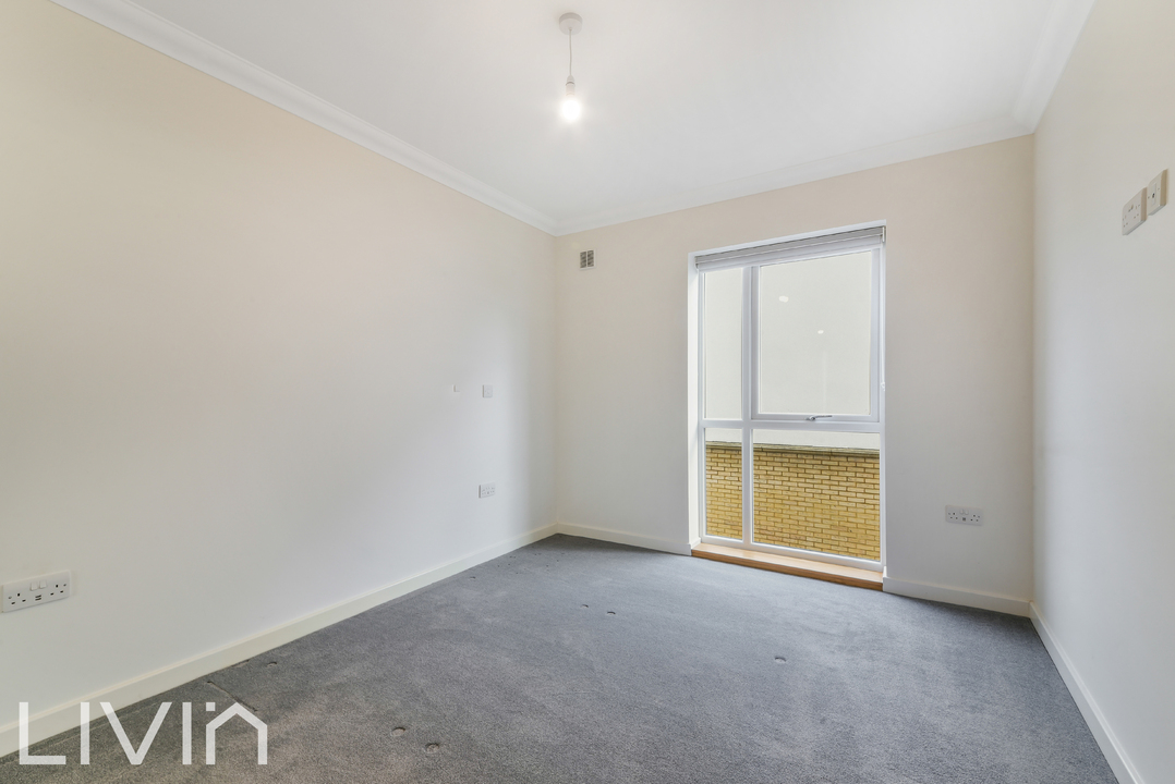 2 bed apartment to rent in Warham Road, South Croydon 8