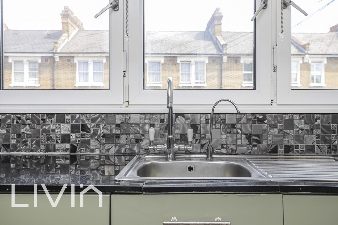 3 bed maisonette for sale in Paulet Road, London 11