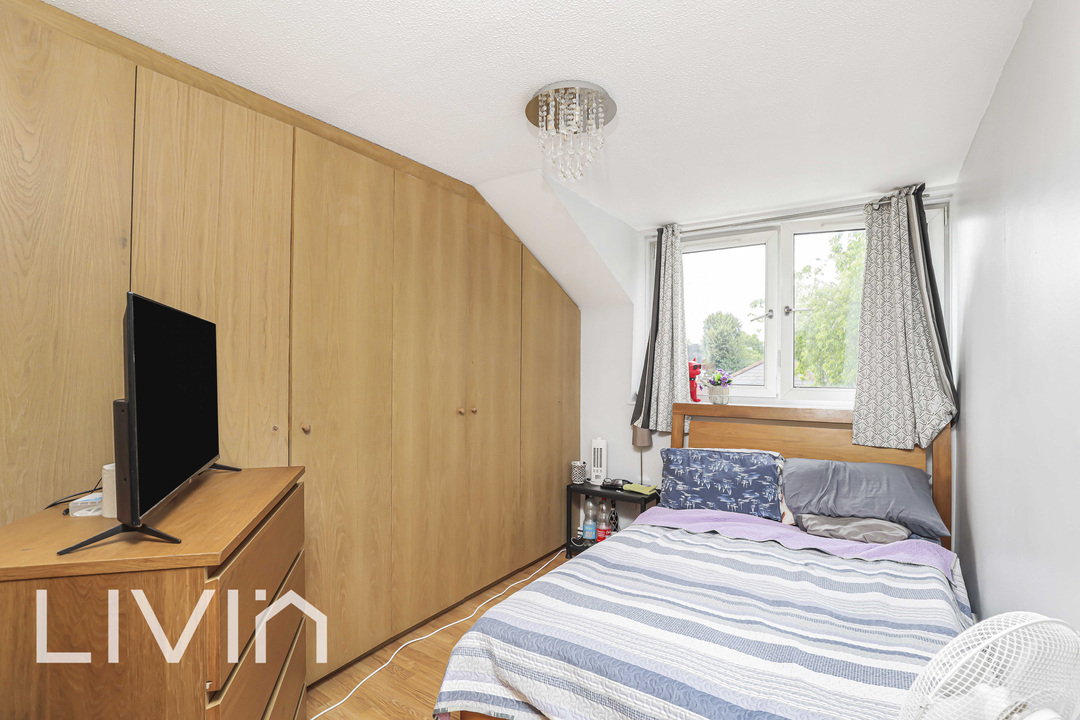 3 bed maisonette for sale in Paulet Road, London 12