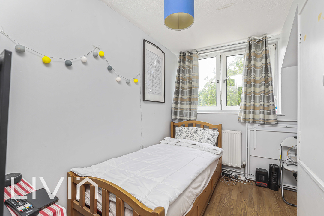 3 bed maisonette for sale in Paulet Road, London 13