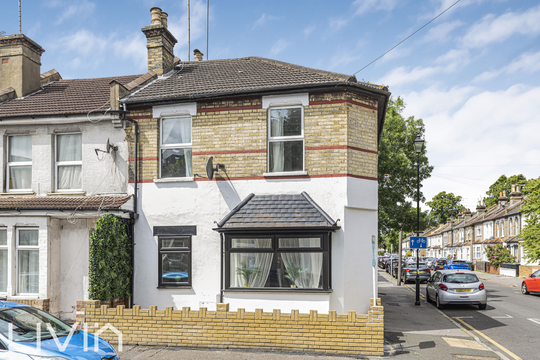 4 bed end of terrace house for sale in Church Road, Croydon 17