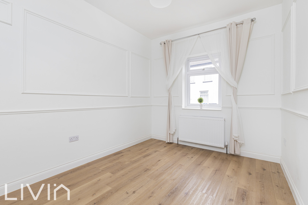 4 bed end of terrace house for sale in Church Road, Croydon 6