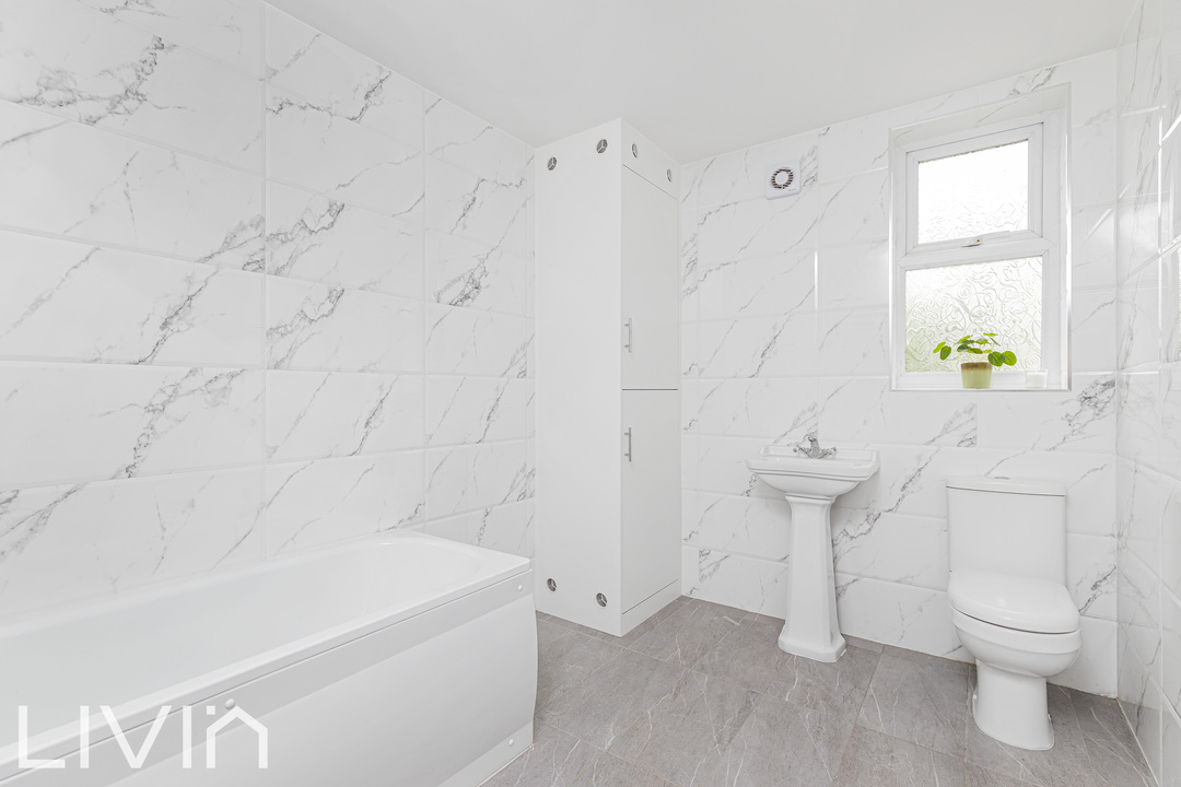 4 bed end of terrace house for sale in Church Road, Croydon 12