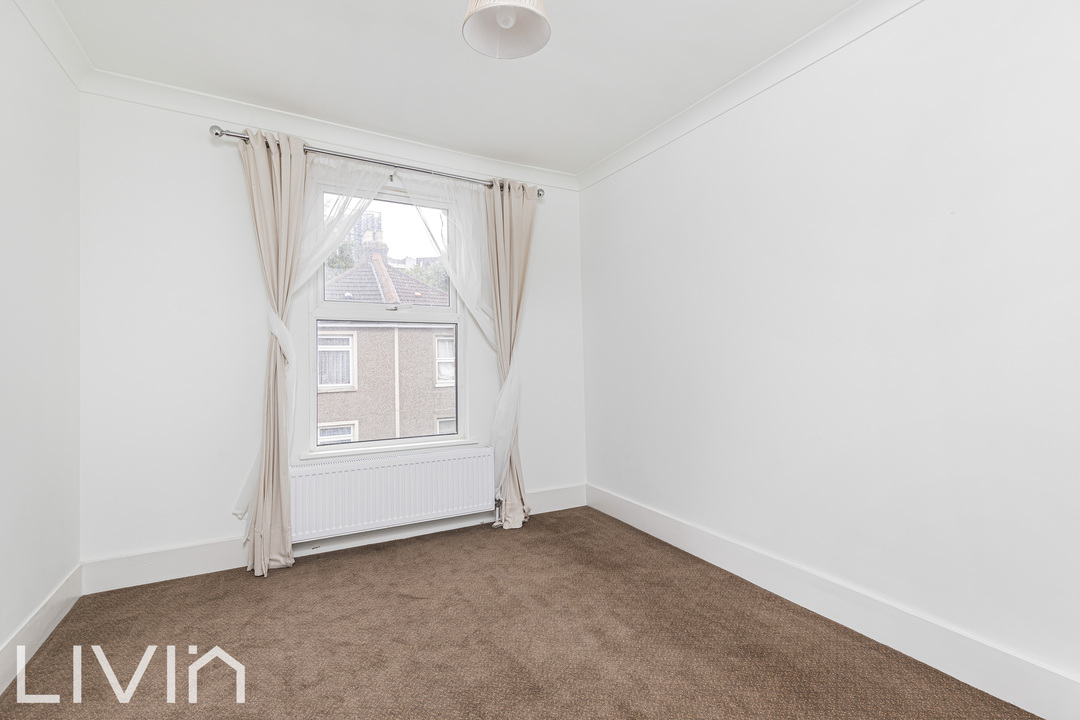 4 bed end of terrace house for sale in Church Road, Croydon 10