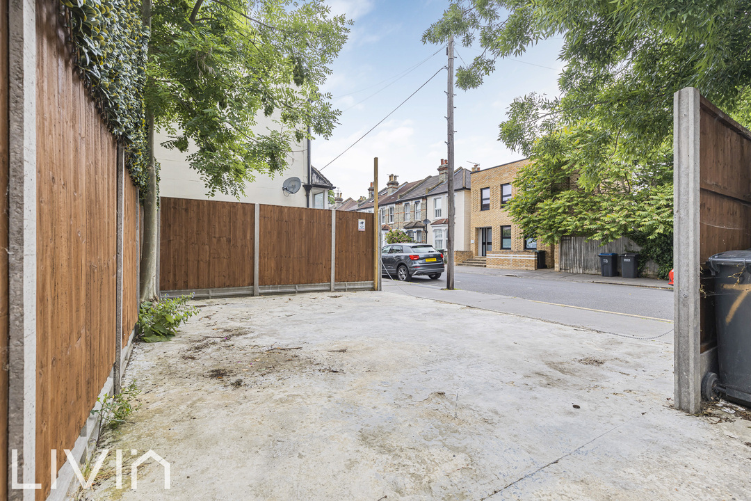 4 bed end of terrace house for sale in Church Road, Croydon 16