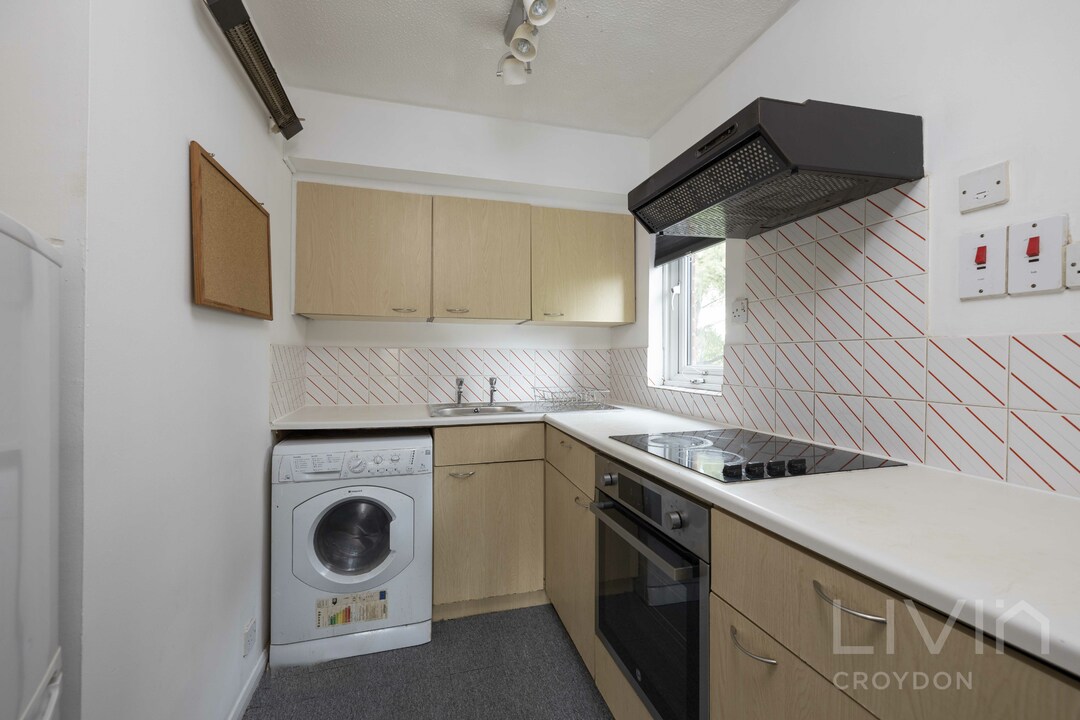 Apartment to rent in Redgrave Close, Croydon 3