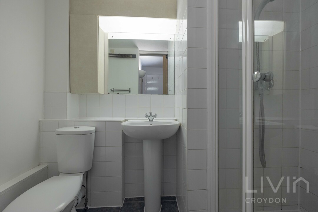 Apartment to rent in Redgrave Close, Croydon 8