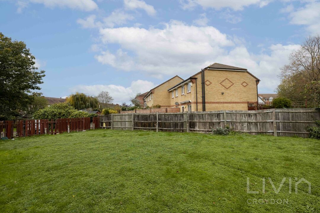 Apartment to rent in Redgrave Close, Croydon 11