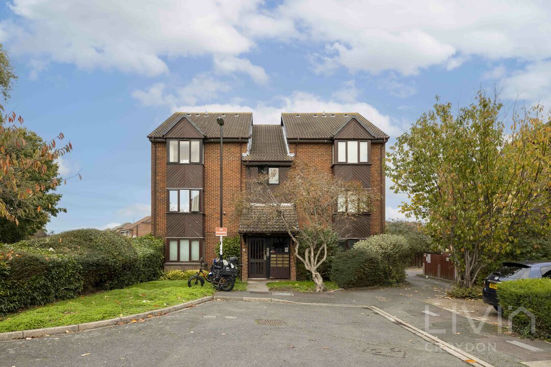 Apartment to rent in Redgrave Close, Croydon 12