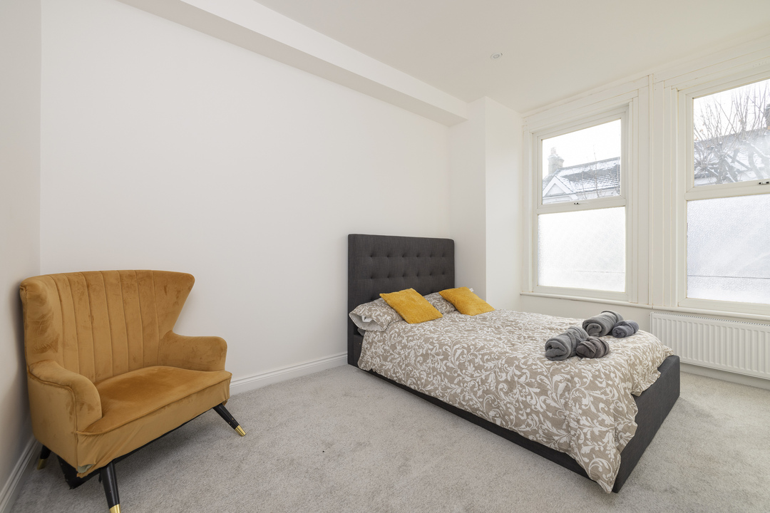 2 bed apartment to rent in Howberry Road, Thornton Heath 1