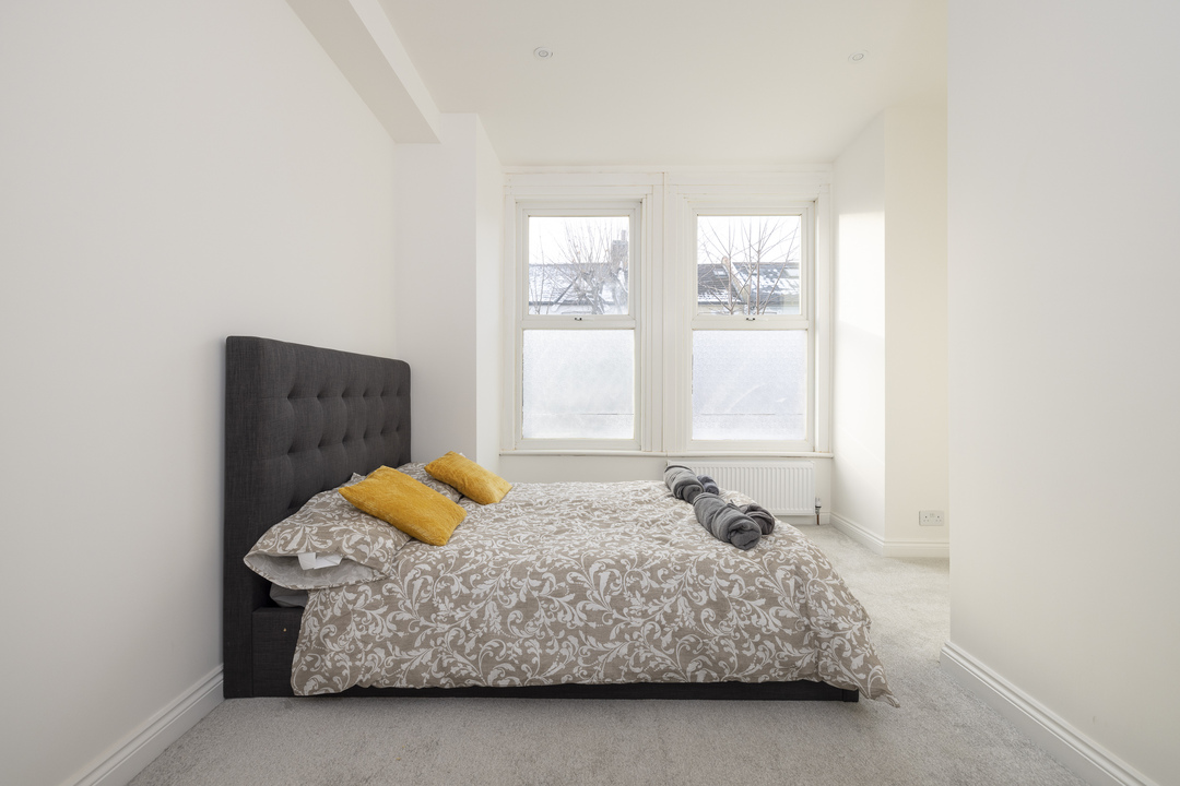 2 bed apartment to rent in Howberry Road, Thornton Heath 2