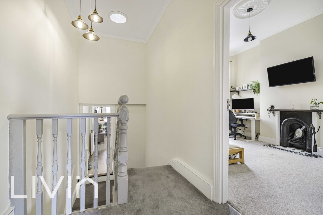 2 bed maisonette for sale in Bensham Manor Road, Thornton Heath 11