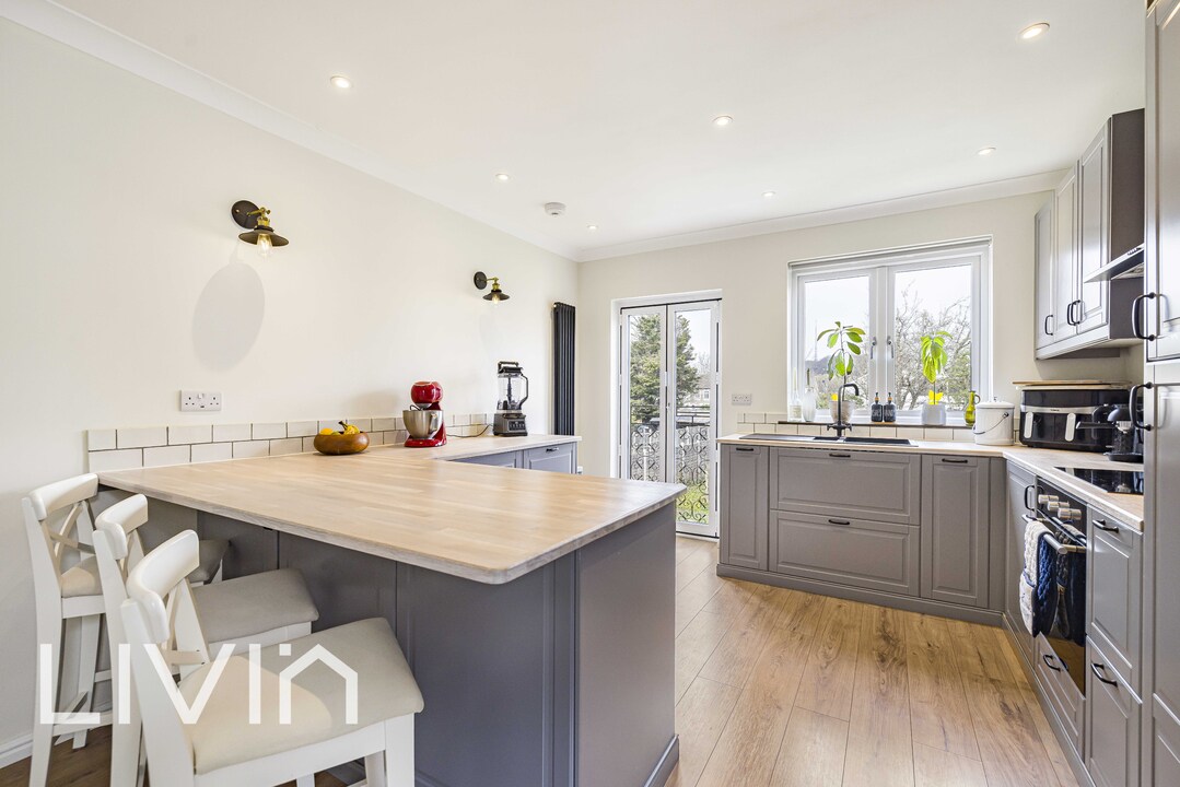 2 bed maisonette for sale in Bensham Manor Road, Thornton Heath 3