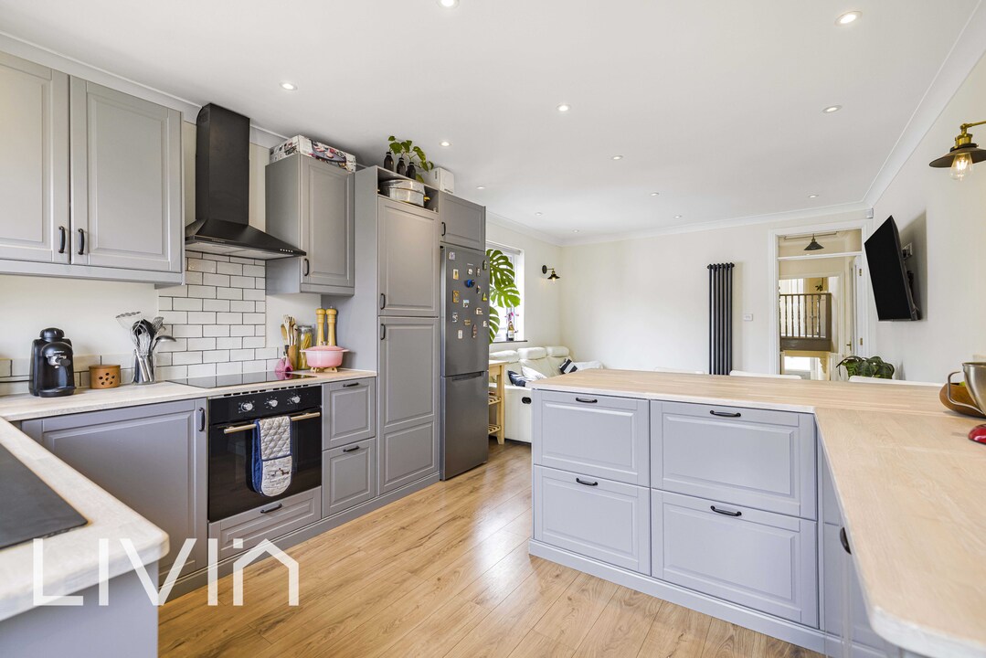 2 bed maisonette for sale in Bensham Manor Road, Thornton Heath 4