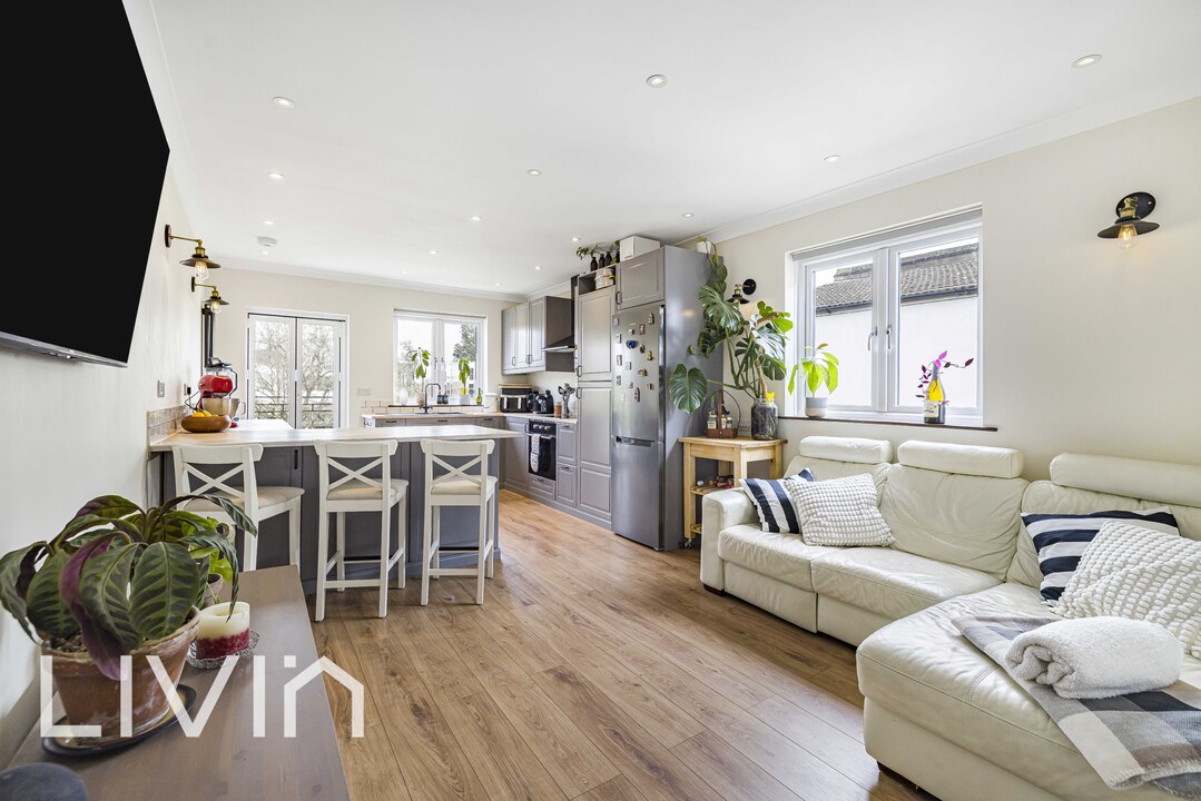 2 bed maisonette for sale in Bensham Manor Road, Thornton Heath 2