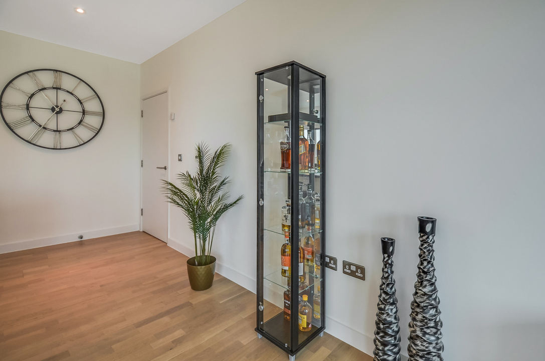 2 bed apartment for sale in Cross Road, Croydon 3