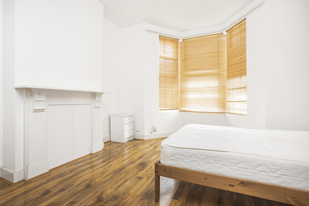 2 bed apartment to rent in Saviours Road, Croydon 1