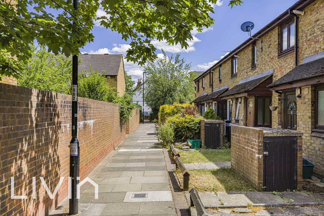 1 bed apartment for sale in Torrington Square, Croydon 12