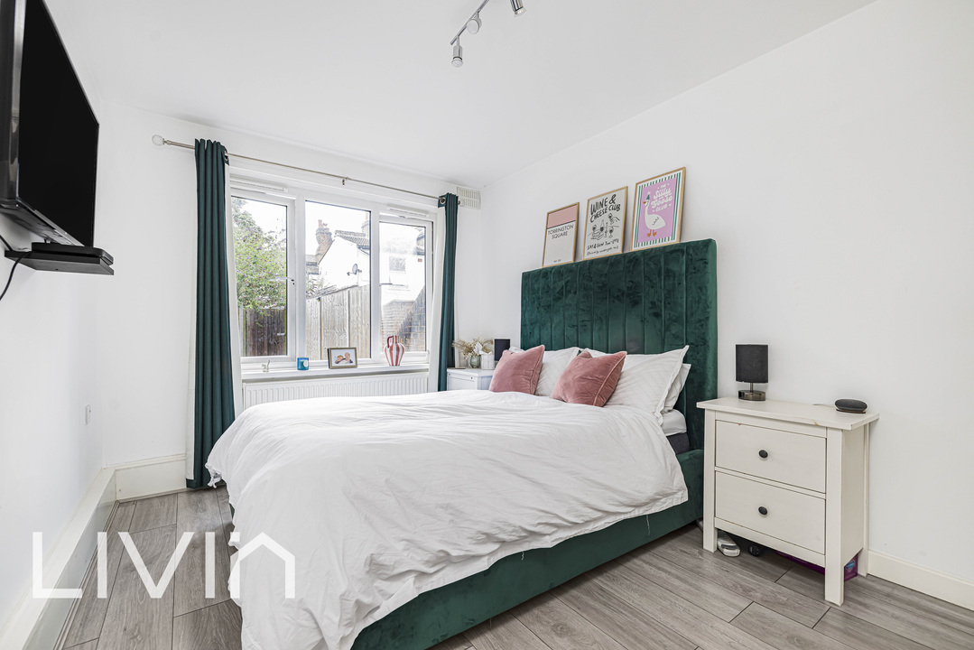 1 bed apartment for sale in Torrington Square, Croydon 8