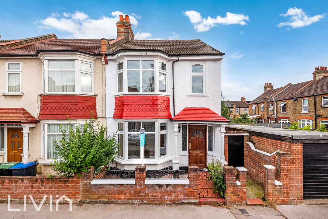 3 bed terraced house for sale in Stratford Road, Thornton Heath  - Property Image 1