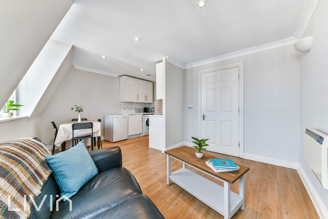 2 bed apartment for sale in Streatham Hill, London  - Property Image 3