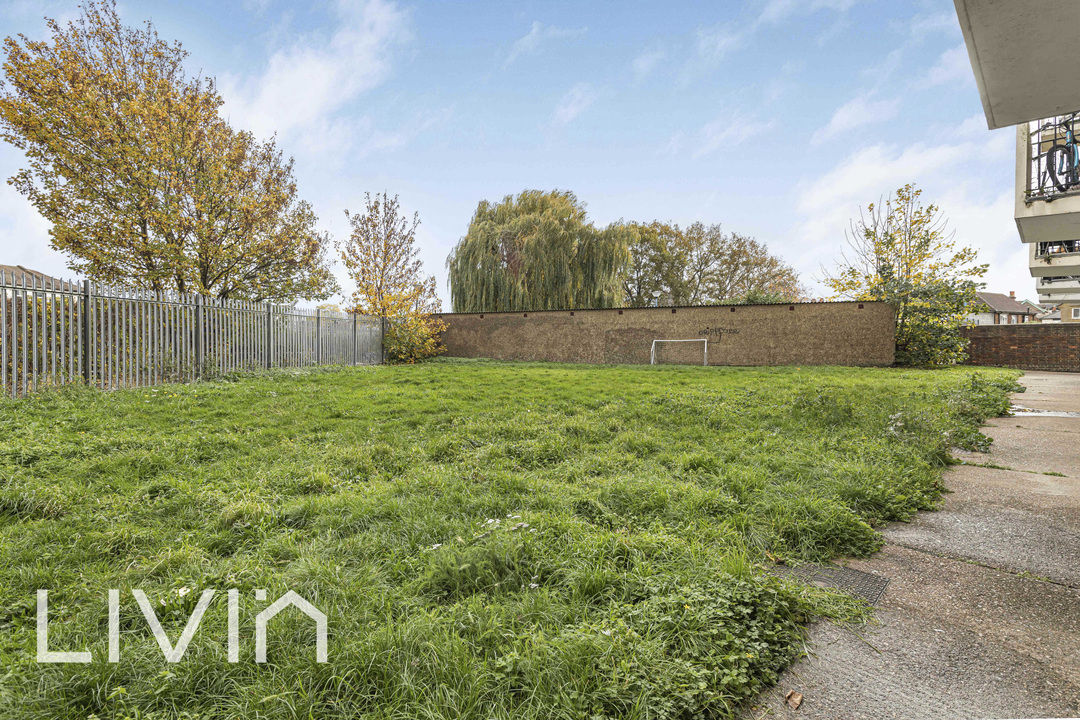 Studio flat for sale in Wisbeach Road, Croydon 1