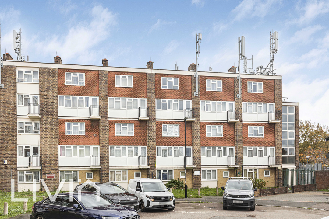Studio flat for sale in Wisbeach Road, Croydon - Property Image 1