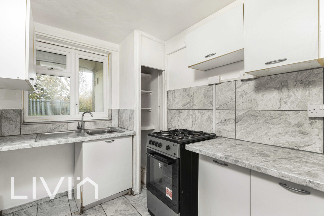 Studio flat for sale in Wisbeach Road, Croydon 5