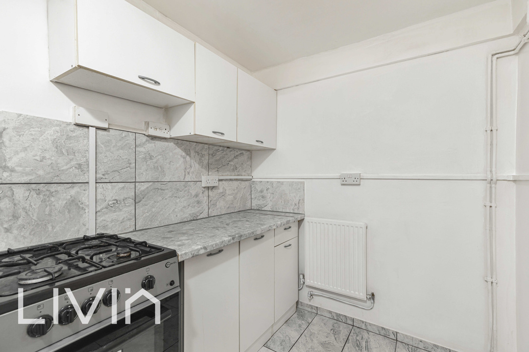 Studio flat for sale in Wisbeach Road, Croydon  - Property Image 5