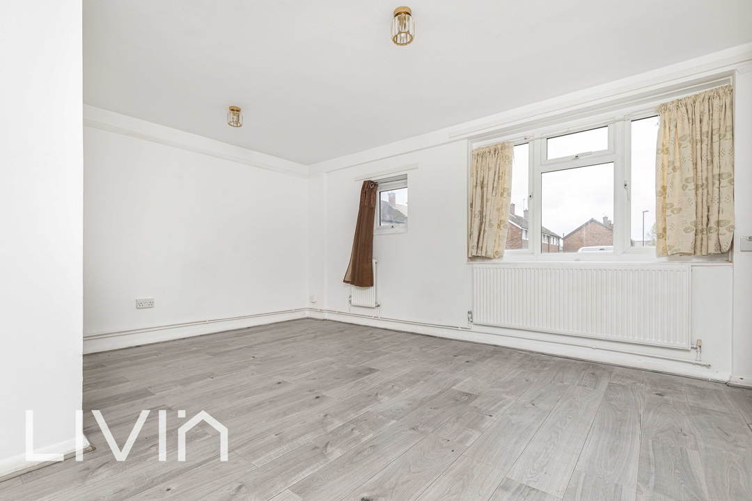 Studio flat for sale in Wisbeach Road, Croydon  - Property Image 3