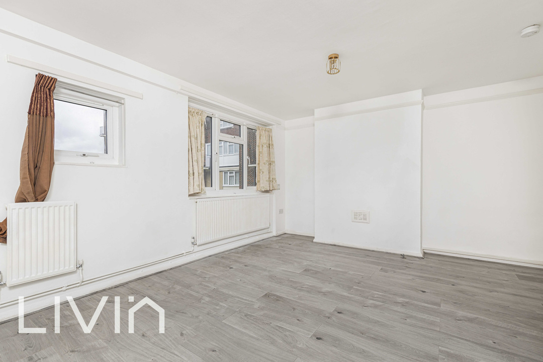 Studio flat for sale in Wisbeach Road, Croydon 3