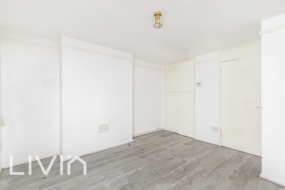 Studio flat for sale in Wisbeach Road, Croydon  - Property Image 8