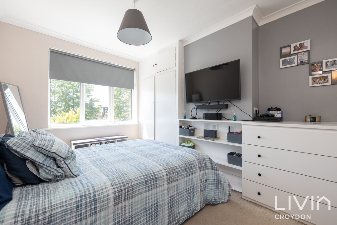 3 bed terraced house for sale in Canham Road, London  - Property Image 3