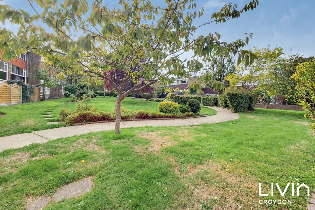 3 bed terraced house to rent in Bracewood Gardens, Croydon 2