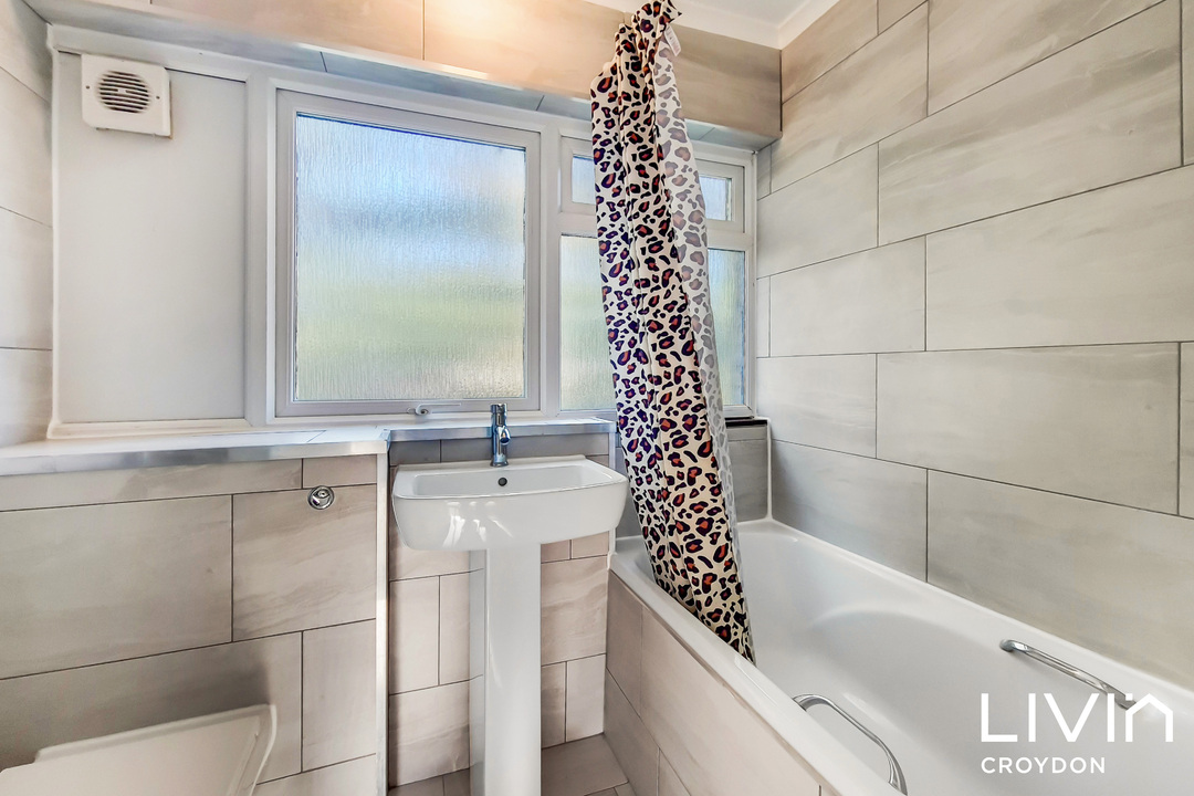 3 bed terraced house to rent in Bracewood Gardens, Croydon 10