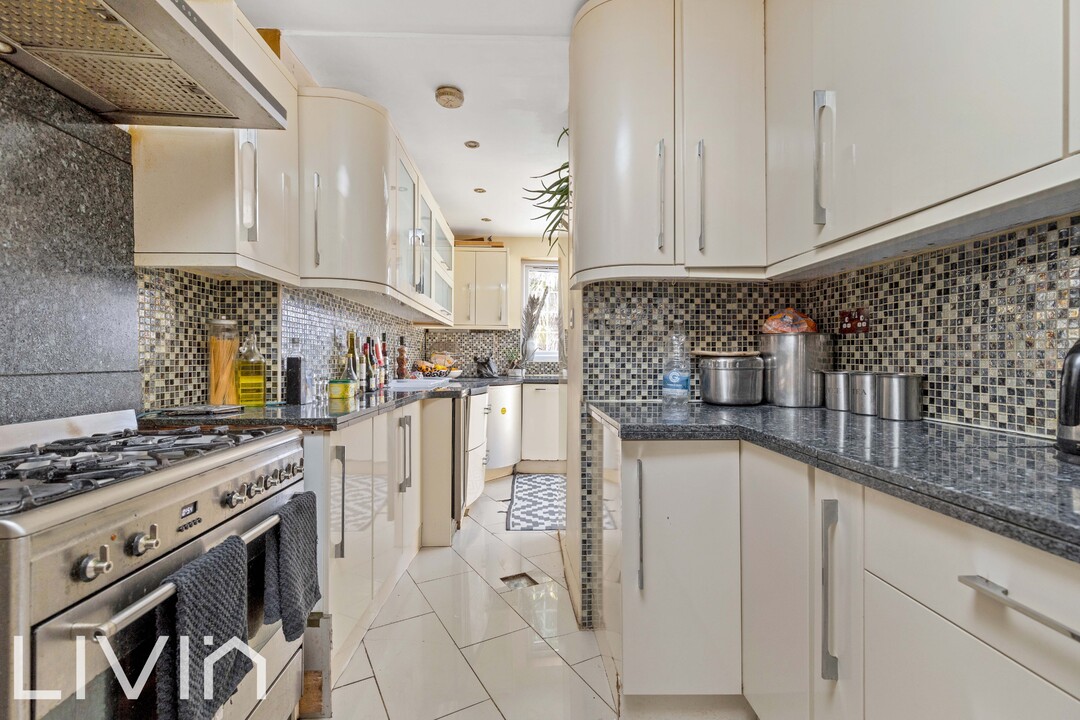 4 bed terraced house for sale in Fairlands Avenue, Thornton Heath  - Property Image 6