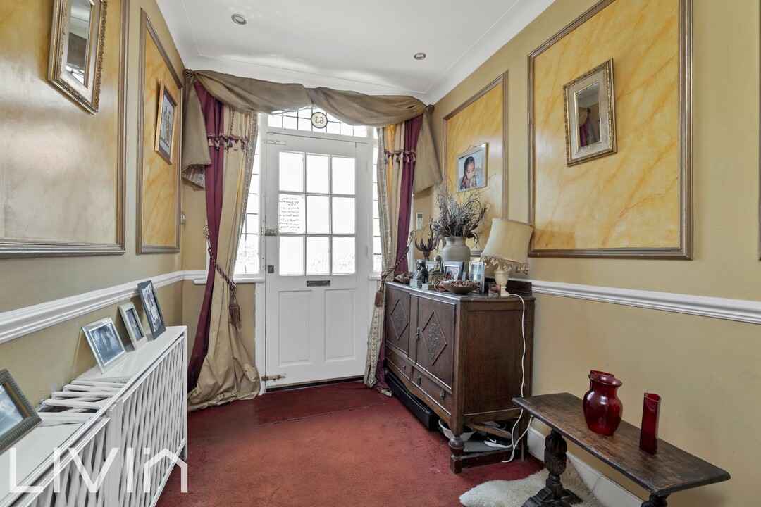 4 bed terraced house for sale in Fairlands Avenue, Thornton Heath  - Property Image 2