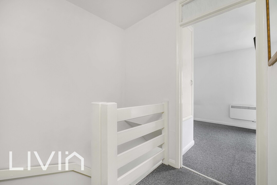 1 bed terraced house for sale in Ardent Close, London  - Property Image 7