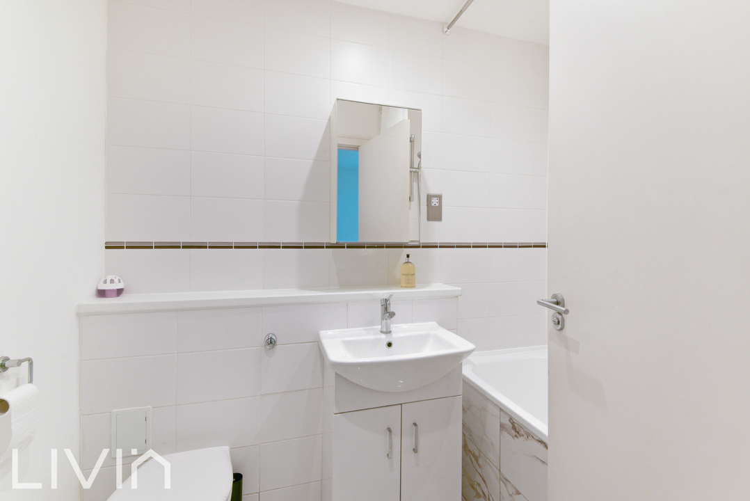 1 bed apartment to rent in Masons Avenue, Croydon 8