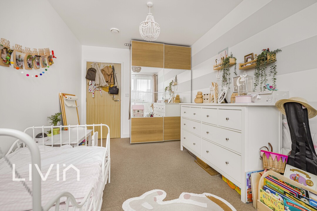 2 bed apartment to rent in Hogarth Crescent, Croydon 8