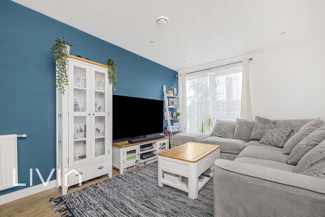 2 bed apartment to rent in Hogarth Crescent, Croydon 2