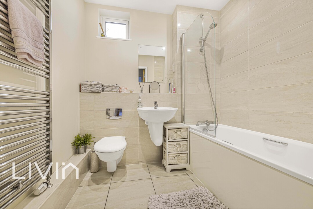 2 bed apartment to rent in Hogarth Crescent, Croydon 10