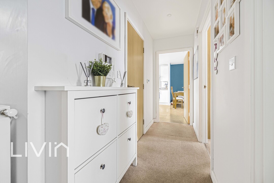 2 bed apartment to rent in Hogarth Crescent, Croydon 9