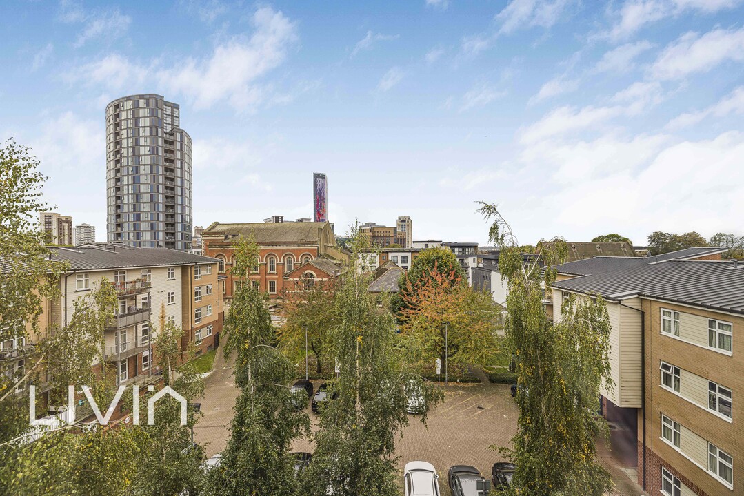 2 bed apartment to rent in Hogarth Crescent, Croydon 13