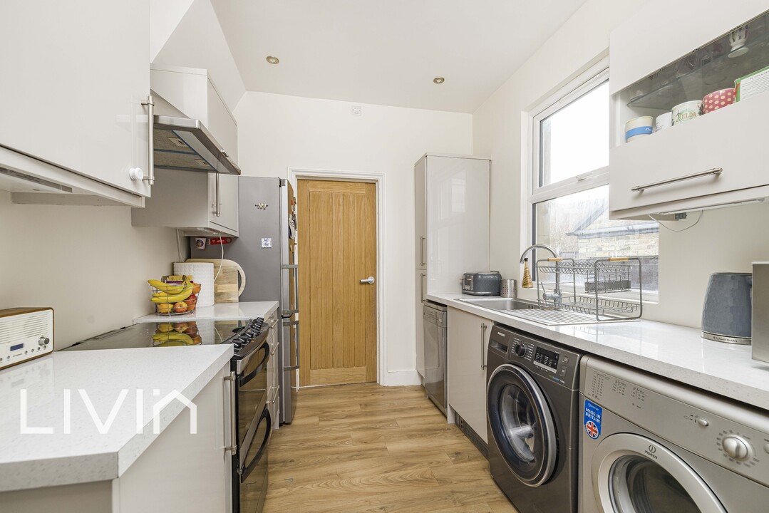 3 bed terraced house for sale in Kemble Road, Croydon  - Property Image 2