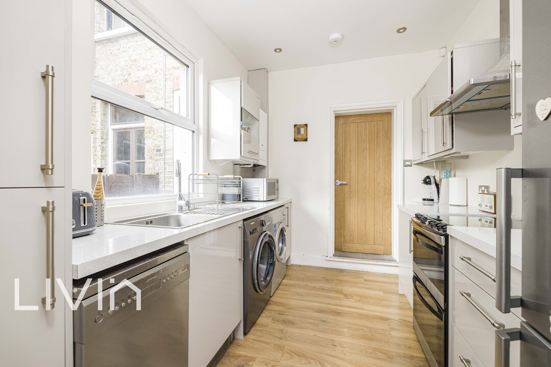 3 bed terraced house for sale in Kemble Road, Croydon  - Property Image 4