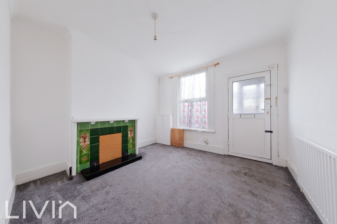 2 bed terraced house to rent in Furze Road, Thornton Heath 2