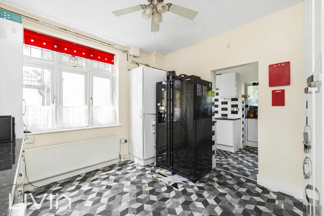 4 bed semi-detached house for sale in Addiscombe Road, Croydon  - Property Image 10